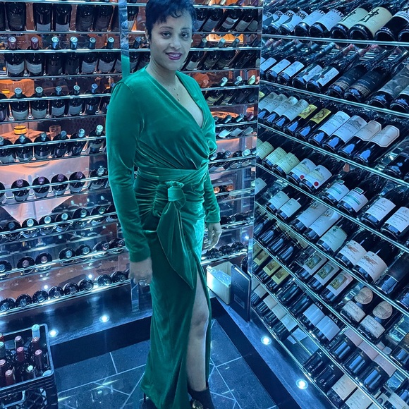 - Velvet emerald green house of CB gown - Picture 6 of 6